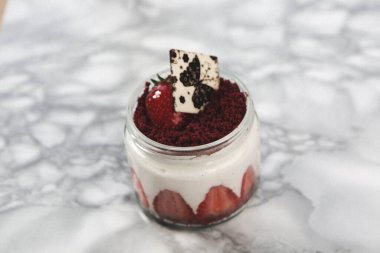 Kavanozda çok lezzetli tatlı, kavanozda tatlı ve kek.