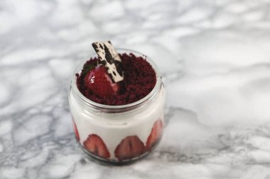 Kavanozda çok lezzetli tatlı, kavanozda tatlı ve kek.