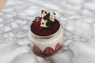 Kavanozda çok lezzetli tatlı, kavanozda tatlı ve kek.