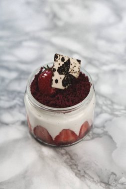 Kavanozda çok lezzetli tatlı, kavanozda tatlı ve kek.