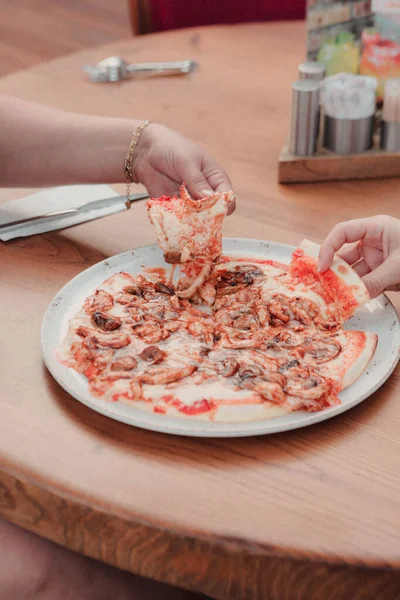 Lahodná Směs Pizza Italské Jídlo — Stock fotografie