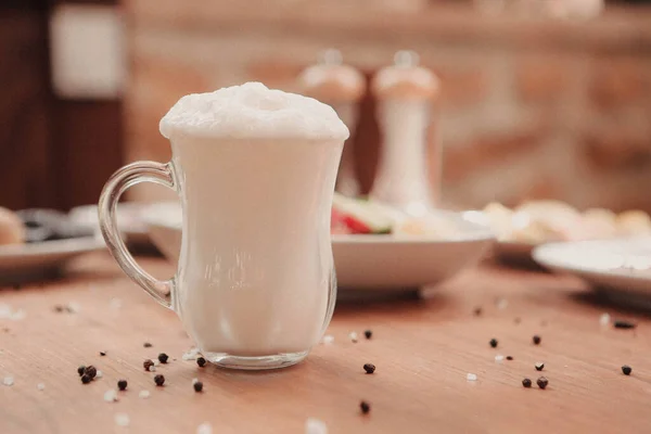 Türkisches Getränk Ayran Oder Kefir Buttermilch Mit Joghurt — Stockfoto