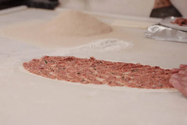 Göra Turkisk Pizza Eller Lahmacun Snabbmat Och Populär Gatumat Medelhavsländerna — Stockfoto