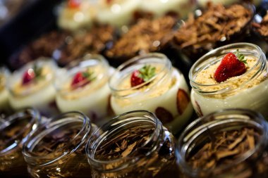 Kavanozda çok lezzetli tatlı, kavanozda tatlı ve kek.