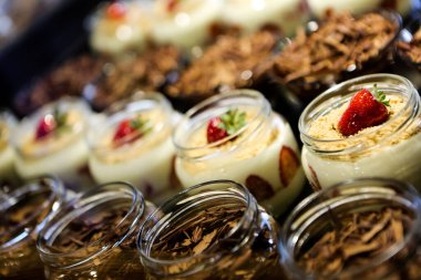 Kavanozda çok lezzetli tatlı, kavanozda tatlı ve kek.