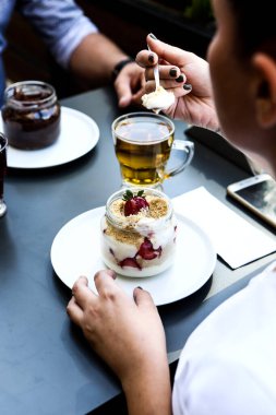 Kavanozda çok lezzetli tatlı, kavanozda tatlı ve kek.