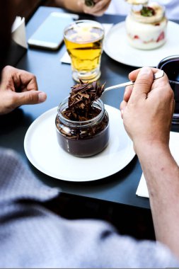 Kavanozda çok lezzetli tatlı, kavanozda tatlı ve kek.