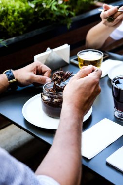 Kavanozda çok lezzetli tatlı, kavanozda tatlı ve kek.