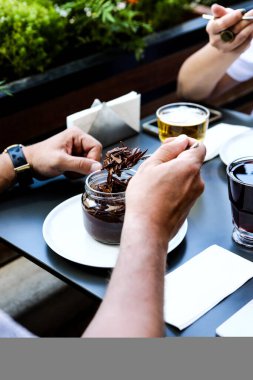 Kavanozda çok lezzetli tatlı, kavanozda tatlı ve kek.