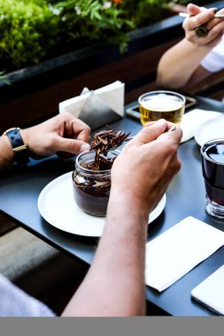 Kavanozda çok lezzetli tatlı, kavanozda tatlı ve kek.