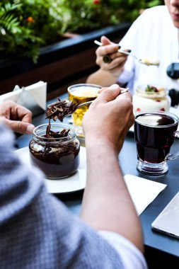 Kavanozda çok lezzetli tatlı, kavanozda tatlı ve kek.