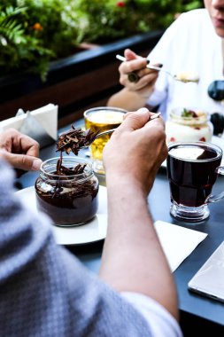 Kavanozda çok lezzetli tatlı, kavanozda tatlı ve kek.