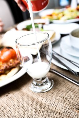 Türk Ayran içmek veya Kefir / ayran yoğurt ile yapılan.