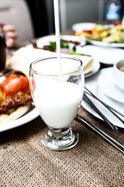 Türk Ayran içmek veya Kefir / ayran yoğurt ile yapılan.