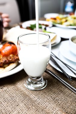 Türk Ayran içmek veya Kefir / ayran yoğurt ile yapılan.