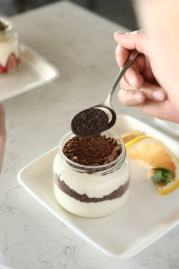 Kavanozda çok lezzetli tatlı, kavanozda tatlı ve kek.