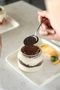 Kavanozda çok lezzetli tatlı, kavanozda tatlı ve kek.