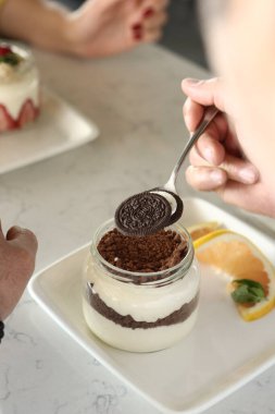 Kavanozda çok lezzetli tatlı, kavanozda tatlı ve kek.