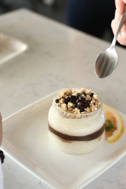 Kavanozda çok lezzetli tatlı, kavanozda tatlı ve kek.