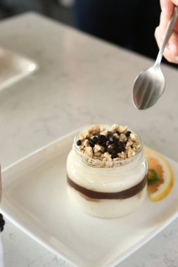 Kavanozda çok lezzetli tatlı, kavanozda tatlı ve kek.