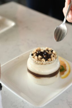 Kavanozda çok lezzetli tatlı, kavanozda tatlı ve kek.