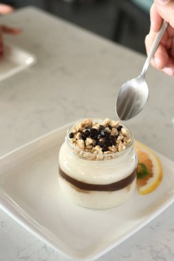 Kavanozda çok lezzetli tatlı, kavanozda tatlı ve kek.