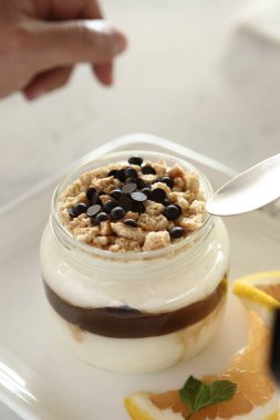 Kavanozda çok lezzetli tatlı, kavanozda tatlı ve kek.