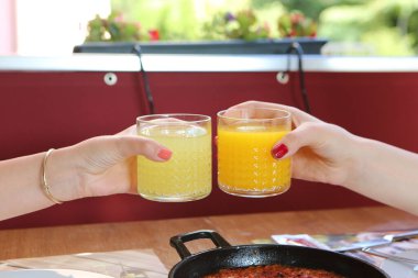 Bir bardak lezzetli portakal suyu.