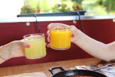 Bir bardak lezzetli portakal suyu.