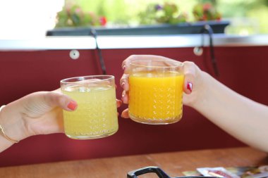 Bir bardak lezzetli portakal suyu.