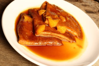 Yerel şeflerin pişirdiği ilginç yemekler.