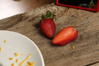 Masada çilekler var.  