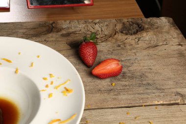 Masada çilekler var.  