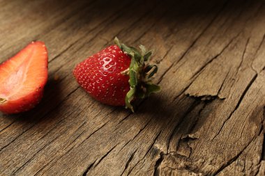 Masada çilekler var.  