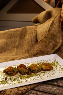 Geleneksel hindistancevizli tatlı baklavası. Ev yapımı fındıklı ve ballı baklava..