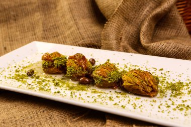 Geleneksel hindistancevizli tatlı baklavası. Ev yapımı fındıklı ve ballı baklava..