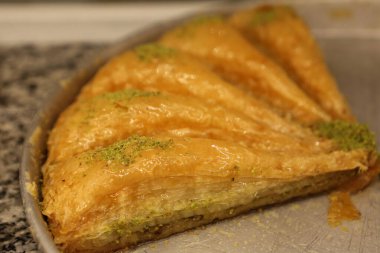 Geleneksel hindistancevizli tatlı baklavası. Ev yapımı fındıklı ve ballı baklava..