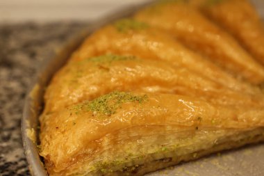 Geleneksel hindistancevizli tatlı baklavası. Ev yapımı fındıklı ve ballı baklava..