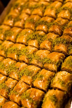 Geleneksel hindistancevizli tatlı baklavası. Ev yapımı fındıklı ve ballı baklava..