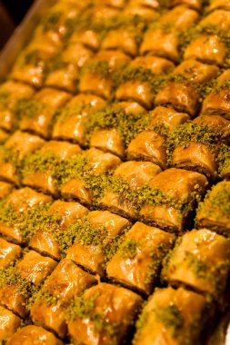 Geleneksel hindistancevizli tatlı baklavası. Ev yapımı fındıklı ve ballı baklava..