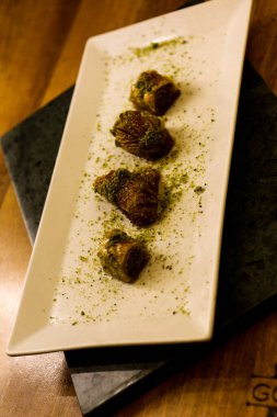 Geleneksel hindistancevizli tatlı baklavası. Ev yapımı fındıklı ve ballı baklava..