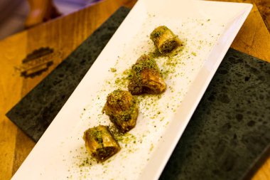 Geleneksel hindistancevizli tatlı baklavası. Ev yapımı fındıklı ve ballı baklava..