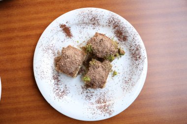 Geleneksel hindistancevizli tatlı baklavası. Ev yapımı fındıklı ve ballı baklava..