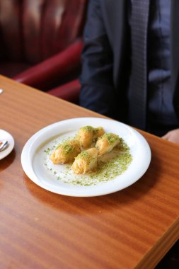 Geleneksel hindistancevizli tatlı baklavası. Ev yapımı fındıklı ve ballı baklava..