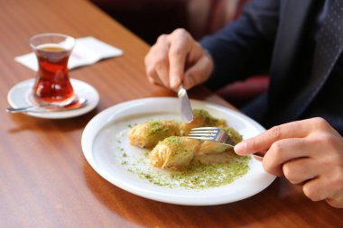 Geleneksel hindistancevizli tatlı baklavası. Ev yapımı fındıklı ve ballı baklava..