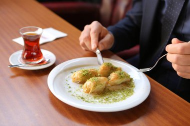 Geleneksel hindistancevizli tatlı baklavası. Ev yapımı fındıklı ve ballı baklava..
