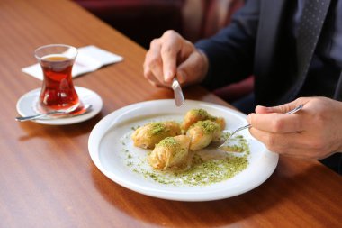 Geleneksel hindistancevizli tatlı baklavası. Ev yapımı fındıklı ve ballı baklava..