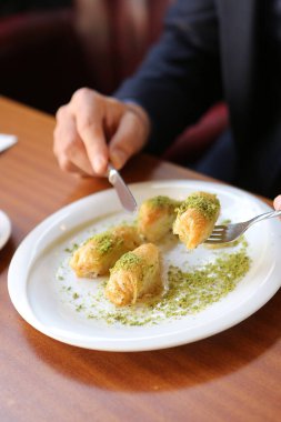 Geleneksel hindistancevizli tatlı baklavası. Ev yapımı fındıklı ve ballı baklava..
