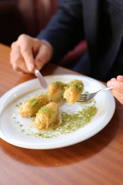 Geleneksel hindistancevizli tatlı baklavası. Ev yapımı fındıklı ve ballı baklava..