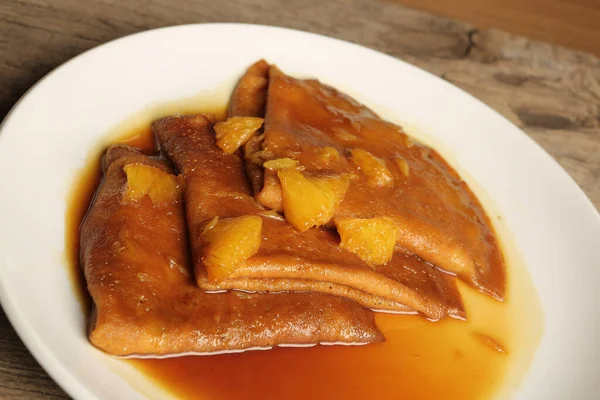 Yerel şeflerin pişirdiği ilginç yemekler.